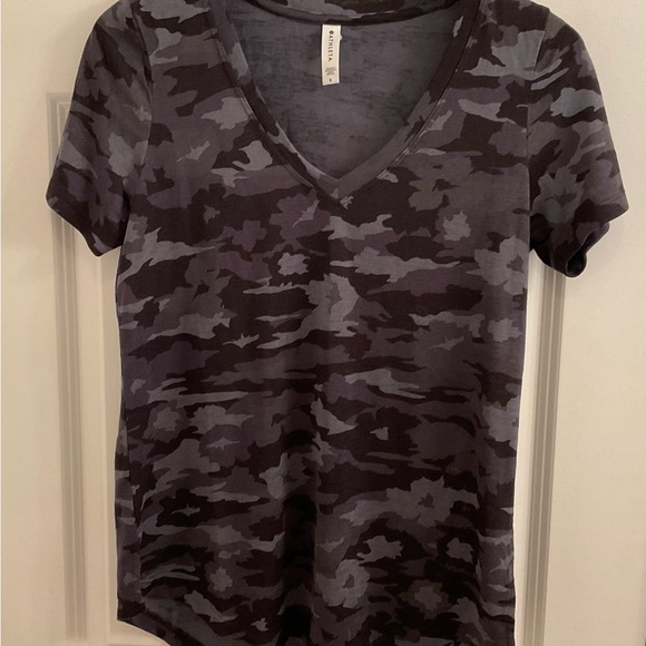 Athleta Breezy Camo Scoop Tee - Size Small - NWOT - Picture 3 of 9